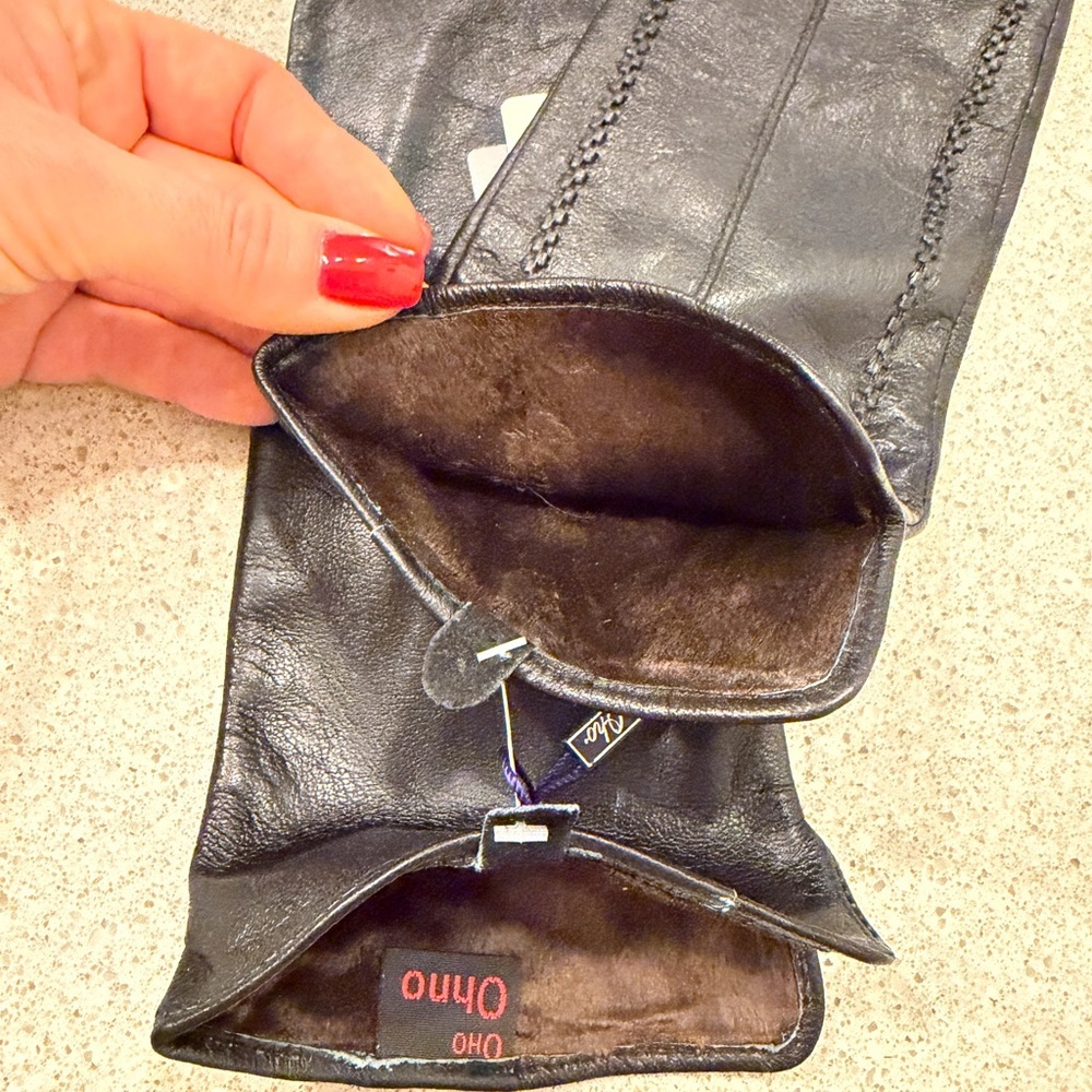 Elegant Black Leather Gloves - Picture 2 of 5
